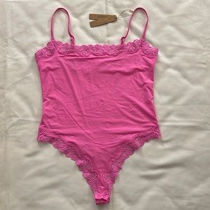 SKIMS FITS EVERYBODY CORDED LACE CAMI BODYSUIT